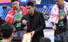 遼籃2-0領(lǐng)先，新疆或針對(duì)其弱點(diǎn)，楊鳴需調(diào)整策略。朱旭航難再送暖。
