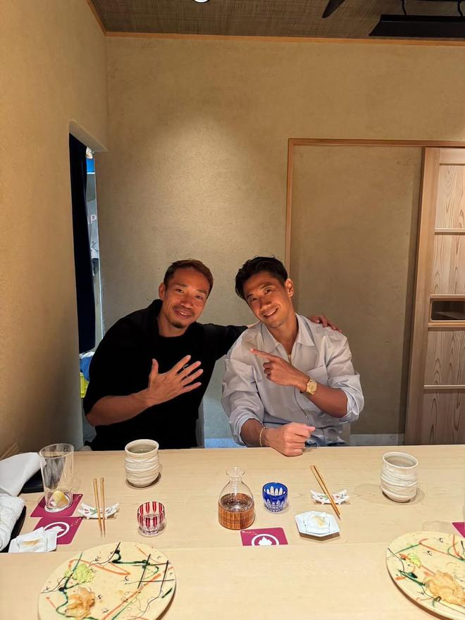 長(zhǎng)友佑都、香川真司共進(jìn)晚餐，傳奇合影
