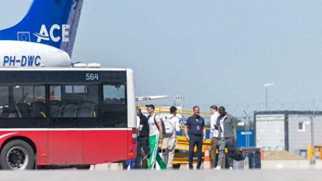圖片報：拜仁14人歸隊備戰(zhàn)霍村，明日啟程。